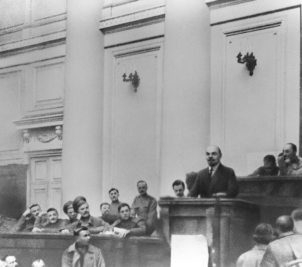 Владимир Ильич Ленин выступает в зале заседаний Таврического дворца с Апрельскими тезисами. Петроград, апрель 1917 Владимир Ильич Ленин выступает в зале заседаний Таврического дворца с Апрельскими тезисами. Петроград, апрель 1917