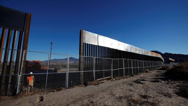 Недавно построенный участок забора, разделяющий США и Мексику, Sunland Park Недавно построенный участок забора, разделяющий США и Мексику, Sunland Park