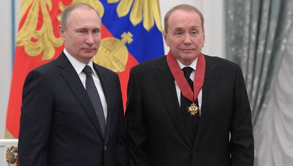 Президент РФ Владимир Путин и президент Международного союза КВН Александр Масляков во время церемонии вручения государственных наград. 26 января 2017 Президент РФ Владимир Путин и президент Международного союза КВН Александр Масляков во время церемонии вручения государственных наград. 26 января 2017