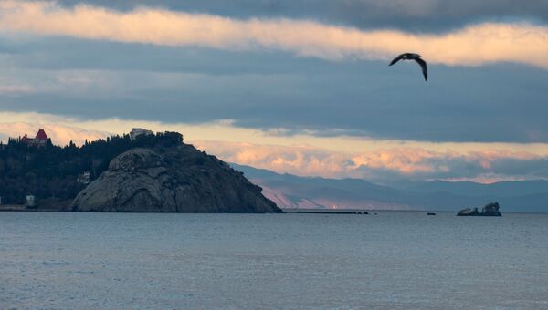Черное море на закате у поселка Партенит в Крыму. Архивное фото Черное море на закате у поселка Партенит в Крыму. Архивное фото