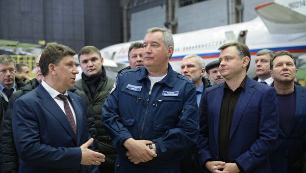 Генеральный директор Воронежское акционерное самолетостроительное Общество (ВАСО) Дмитрий Пришвин, заместитель председателя правительства РФ Дмитрий Рогозин и президент ПАО ОАК Юрий Слюсарь во время посещения ВАСО в Воронеже Генеральный директор Воронежское акционерное самолетостроительное Общество (ВАСО) Дмитрий Пришвин, заместитель председателя правительства РФ Дмитрий Рогозин и президент ПАО ОАК Юрий Слюсарь во время посещения ВАСО в Воронеже