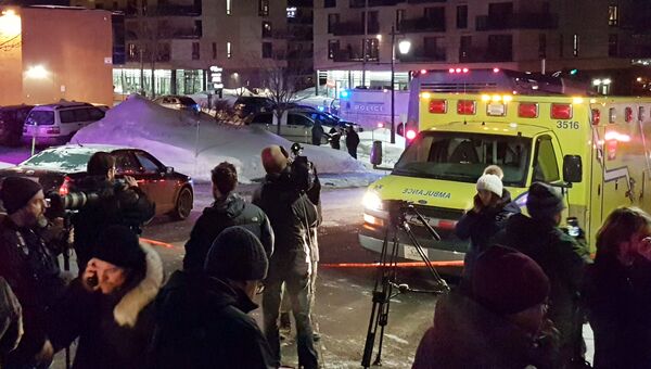 Автомобили скорой помощи возле места стрельбы в канадском Квебеке. 29 января 2017 год Автомобили скорой помощи возле места стрельбы в канадском Квебеке. 29 января 2017 год