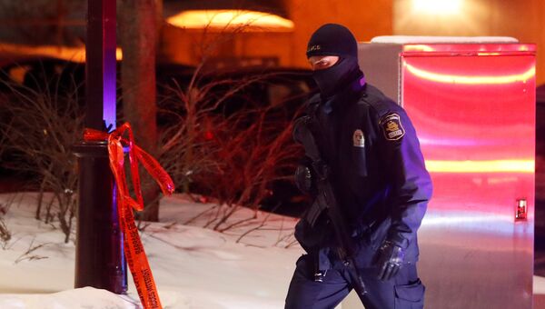 Сотрудник полиции на месте стрельбы в мечети в Квебек-Сити, Канада Сотрудник полиции на месте стрельбы в мечети в Квебек-Сити, Канада
