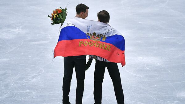 Призеры соревнований в мужском одиночном катании на чемпионате Европы по фигурному катанию в Остраве во время церемонии награждения Призеры соревнований в мужском одиночном катании на чемпионате Европы по фигурному катанию в Остраве во время церемонии награждения