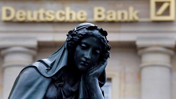 Статуя рядом с офисом компании Deutsche Bank во Франкфурте-на-Майне, Германия. Архивное фото Статуя рядом с офисом компании Deutsche Bank во Франкфурте-на-Майне, Германия. Архивное фото