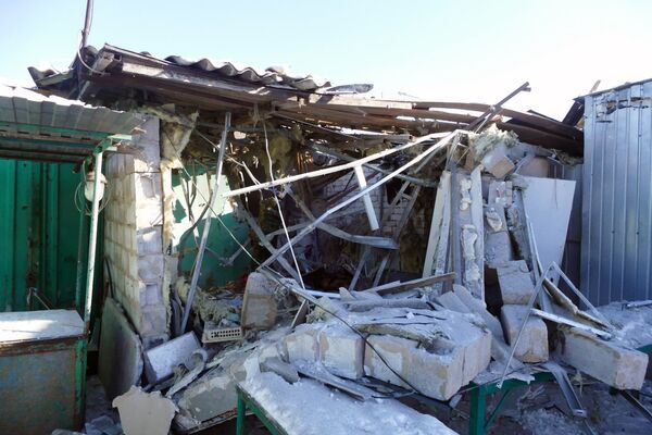 Парикмахерская на привокзальном рынке в Куйбышевском районе Донецка, пострадавшая в результате обстрела украинскими силовиками Парикмахерская на привокзальном рынке в Куйбышевском районе Донецка, пострадавшая в результате обстрела украинскими силовиками