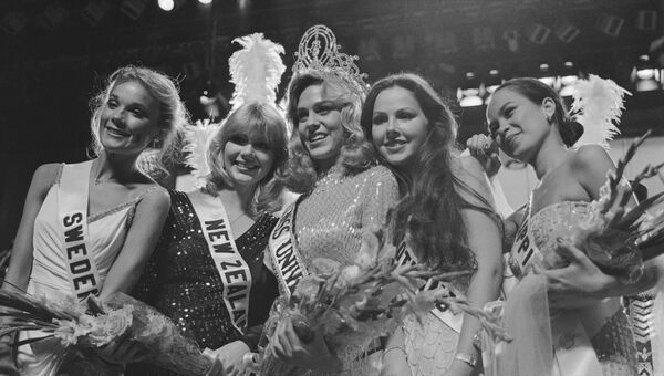 Мисс Вселенная 1980 Шон Уизерли (США) со своими соперницами из Швеции, Новой Зеландии, Шотландии, Филиппин Мисс Вселенная 1980 Шон Уизерли (США) со своими соперницами из Швеции, Новой Зеландии, Шотландии, Филиппин