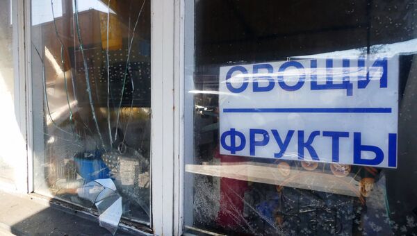 Разбитые витрины на привокзальном рынке в Куйбышевском районе Донецка, пострадавшие в результате обстрела украинскими силовиками Разбитые витрины на привокзальном рынке в Куйбышевском районе Донецка, пострадавшие в результате обстрела украинскими силовиками