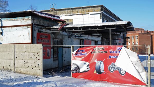 Станция технического обслуживания, пострадавшая от обстрела, в Донецке Станция технического обслуживания, пострадавшая от обстрела, в Донецке