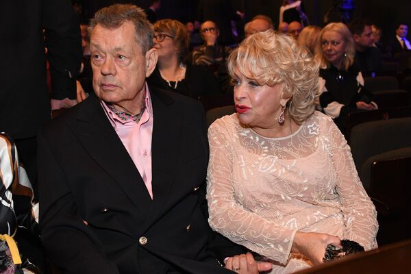 Актер Николай Караченцов и его супруга, актриса Людмила Поргина на юбилейном вечере, посвященном 90-летию Ленкома. 31 января 2017 год Актер Николай Караченцов и его супруга, актриса Людмила Поргина на юбилейном вечере, посвященном 90-летию Ленкома. 31 января 2017 год