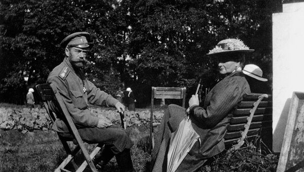 Николай II с супругой в Александровском парке. Царское Село, 1917 год Николай II с супругой в Александровском парке. Царское Село, 1917 год