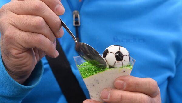Пирожное в центре выдачи паспортов болельщиков Кубка конфедераций FIFA 2017 в Казани Пирожное в центре выдачи паспортов болельщиков Кубка конфедераций FIFA 2017 в Казани