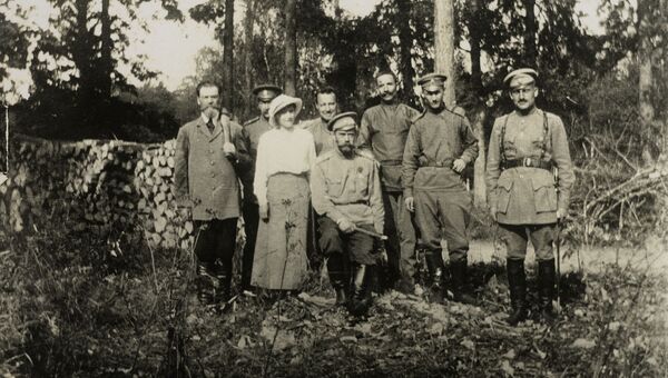Николай II с семьей в Царском селе после отречения. 1917 год Николай II с семьей в Царском селе после отречения. 1917 год