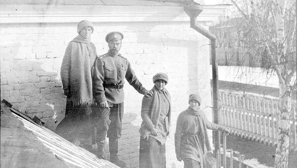 Николай II с дочерьми в ссылке. 1917 год Николай II с дочерьми в ссылке. 1917 год