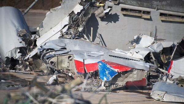Обломки, упавшего у берегов Сочи самолета Минобороны РФ Ту-154, собранные на территории сочинского аэропорта Обломки, упавшего у берегов Сочи самолета Минобороны РФ Ту-154, собранные на территории сочинского аэропорта