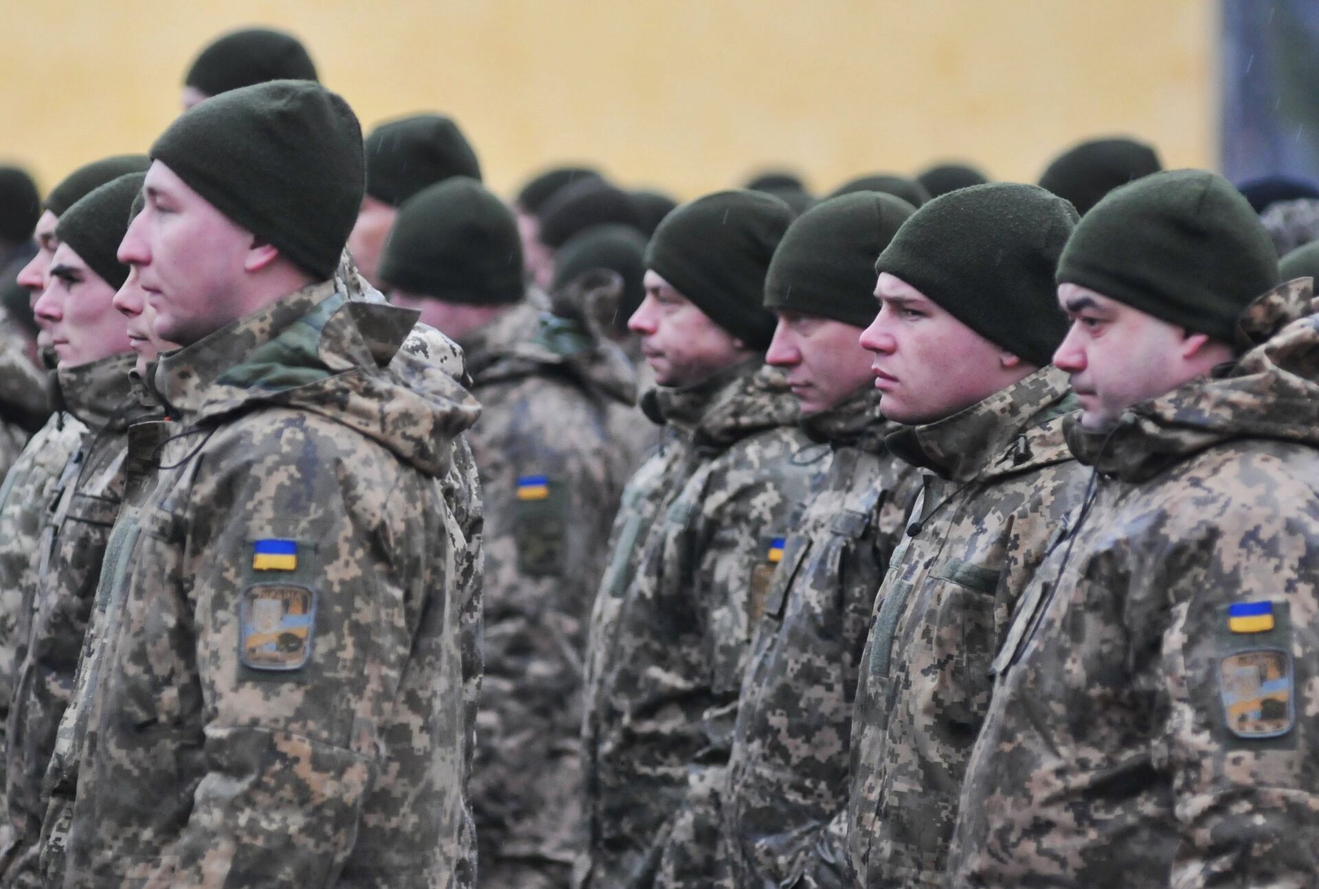Военнослужащие Украины во время церемонии открытия очередного этапа подготовки подразделений ВСУ по программе Объединенной многонациональной тренировочной группы - Украина на территории Яворивского полигона Военнослужащие Украины во время церемонии открытия очередного этапа подготовки подразделений ВСУ по программе Объединенной многонациональной тренировочной группы - Украина на территории Яворивского полигона - РИА Новости, 1920, 05.04.2021