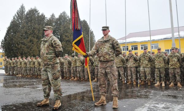 Американские инструкторы во время церемонии открытия очередного этапа подготовки подразделений ВСУ по программе Объединенной многонациональной тренировочной группы - Украина Американские инструкторы во время церемонии открытия очередного этапа подготовки подразделений ВСУ по программе Объединенной многонациональной тренировочной группы - Украина