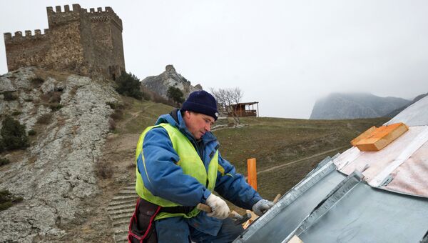 Реставрационные работы на территории Генуэзской крепости на берегу Черного моря в Крыму Реставрационные работы на территории Генуэзской крепости на берегу Черного моря в Крыму
