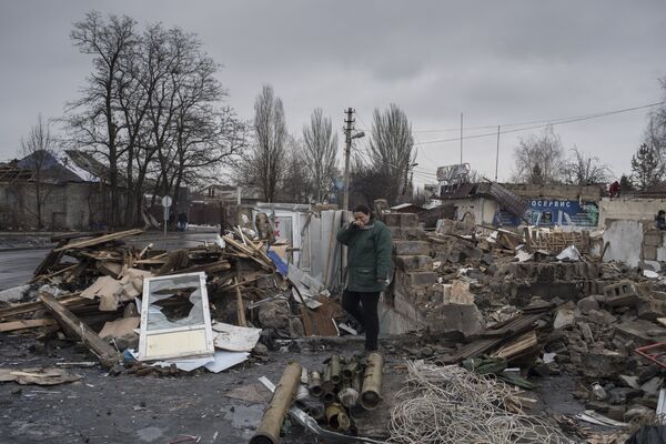 Женщина у разрушенного здания в районе автостанции Мотель в Донецке Женщина у разрушенного здания в районе автостанции Мотель в Донецке