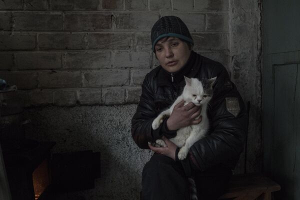 Женщина в подъезде жилого дома в Киевском районе Донецка Женщина в подъезде жилого дома в Киевском районе Донецка