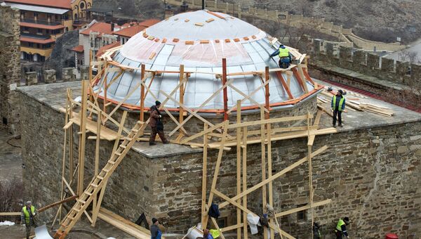 Реставрационные работы на территории Генуэзской крепости на берегу Черного моря в Крыму Реставрационные работы на территории Генуэзской крепости на берегу Черного моря в Крыму