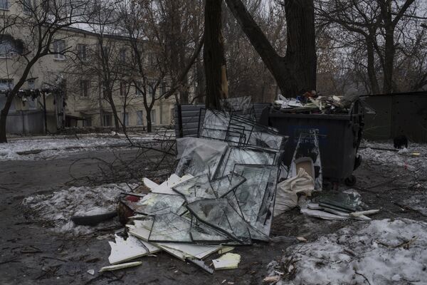 Разбитые в результате обстрелов оконные стекла на свалке в Киевском районе Донецка Разбитые в результате обстрелов оконные стекла на свалке в Киевском районе Донецка