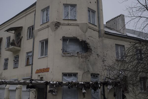 Здание, поврежденное в результате обстрелов, в Киевском районе Донецка Здание, поврежденное в результате обстрелов, в Киевском районе Донецка