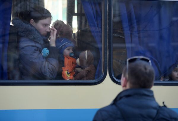 Беженцы в салоне автобуса, который отправляется из Донецка в Росси Беженцы в салоне автобуса, который отправляется из Донецка в Росси