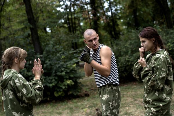 Участники военно-патриотического клуба для молодежи Доброволец в Луганске Участники военно-патриотического клуба для молодежи Доброволец в Луганске
