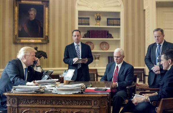Президент США Дональд Трамп говорит по телефону с президентом России Владимиром Путиным Президент США Дональд Трамп говорит по телефону с президентом России Владимиром Путиным