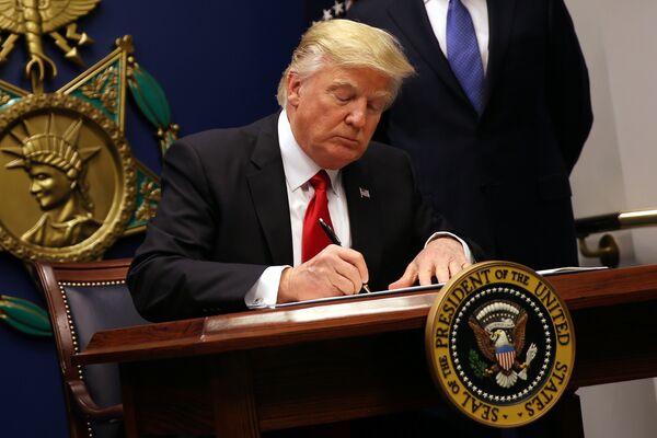 Президент США Дональд Трамп подписывает исполнительный указ Защита страны от иностранных террористов, пытающихся въехать в США Президент США Дональд Трамп подписывает исполнительный указ Защита страны от иностранных террористов, пытающихся въехать в США