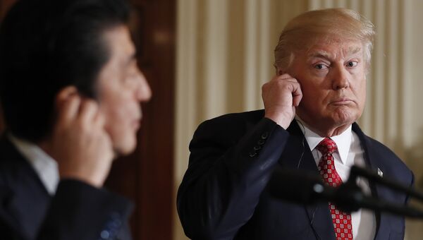 Президент США Дональд Трамп и премьер-министр Японии Синдзо Абэ. Архивное фото Президент США Дональд Трамп и премьер-министр Японии Синдзо Абэ. Архивное фото