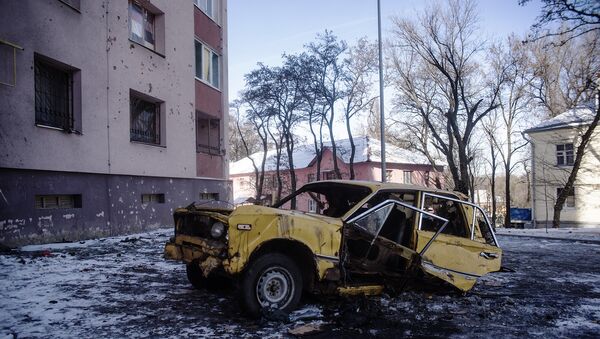 Автомобиль, поврежденный в результате обстрелов, в Киевском районе Донецка Автомобиль, поврежденный в результате обстрелов, в Киевском районе Донецка