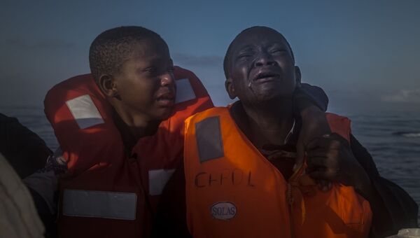 Left Alone фотография Santi Palacios занявшая второе место в категории События в фотоконкурсе World Press Photo Left Alone фотография Santi Palacios занявшая второе место в категории События в фотоконкурсе World Press Photo