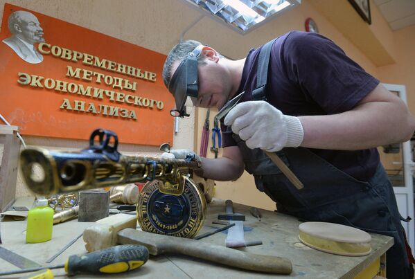 Мастера Златоустовской оружейной фабрики работают над изготовлением подарочных и наградных образцов оружия для министерства обороны РФ Мастера Златоустовской оружейной фабрики работают над изготовлением подарочных и наградных образцов оружия для министерства обороны РФ
