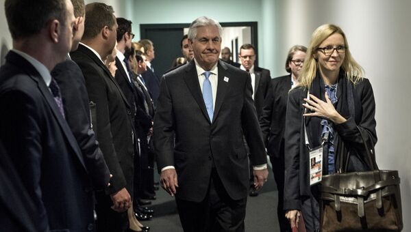 Госсекретарь США Рекс Тиллерсон перед встречей с главой МИД России Сергеем Лавровым в Бонне. 16 февраля 2017 Госсекретарь США Рекс Тиллерсон перед встречей с главой МИД России Сергеем Лавровым в Бонне. 16 февраля 2017