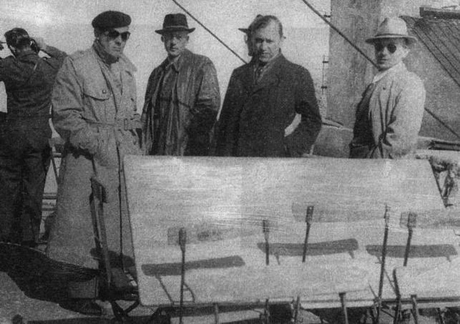 Микола Лебедь (в берете) и курсанты английской разведшколы перед заброской в Советский Союз Микола Лебедь (в берете) и курсанты английской разведшколы перед заброской в Советский Союз