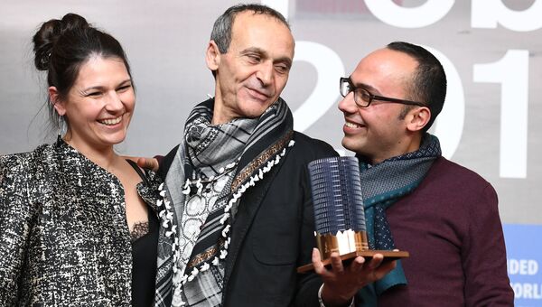 Режиссер Раед Андони (в центре), обладатель специальной премии Glashuette Original Documentary Award, на пресс-конференции в рамках 67- Берлинского международного кинофестиваля Режиссер Раед Андони (в центре), обладатель специальной премии Glashuette Original Documentary Award, на пресс-конференции в рамках 67- Берлинского международного кинофестиваля