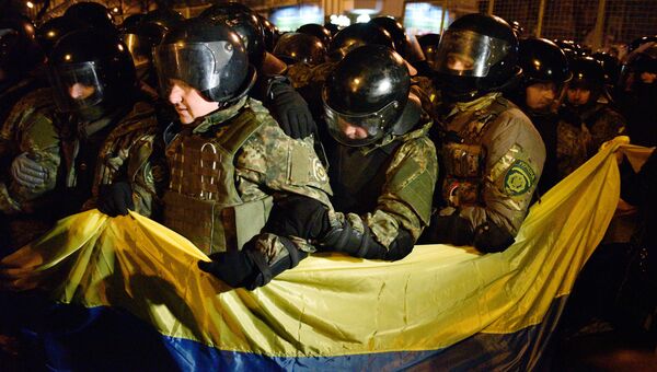 Сотрудники МВД Украины во время акции протеста в Киеве. Архивное фото Сотрудники МВД Украины во время акции протеста в Киеве. Архивное фото