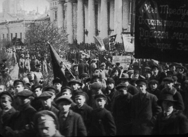 Демонстрация рабочей молодежи и учеников фабричных школ патронного завода с требованием охраны детского труда. Москва, 1917 год Демонстрация рабочей молодежи и учеников фабричных школ патронного завода с требованием охраны детского труда. Москва, 1917 год