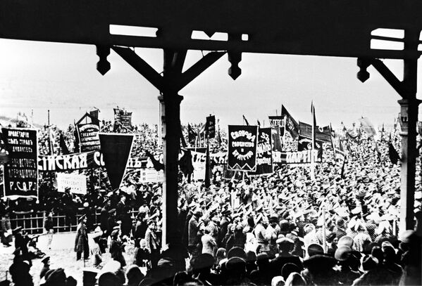 Митинг во Владивостоке в дни февральской революции. 1917 год Митинг во Владивостоке в дни февральской революции. 1917 год