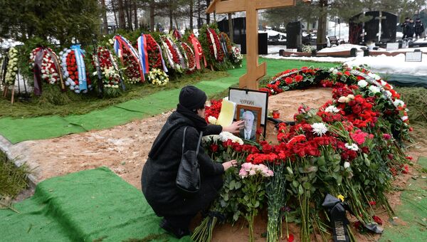 У могилы постоянного представителя РФ при ООН Виталия Чуркина после церемонии похорон на Троекуровском кладбище У могилы постоянного представителя РФ при ООН Виталия Чуркина после церемонии похорон на Троекуровском кладбище