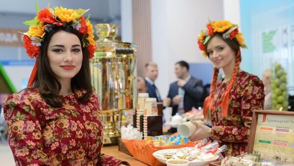 Девушки у стенда Краснодарского края на выставке Российского инвестиционного форума в Сочи Девушки у стенда Краснодарского края на выставке Российского инвестиционного форума в Сочи
