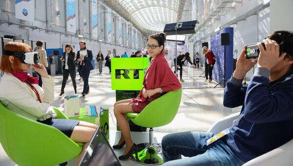 Посетители в 3D очках у стенда телеканала RT на Российском инвестиционном форуме в Сочи Посетители в 3D очках у стенда телеканала RT на Российском инвестиционном форуме в Сочи