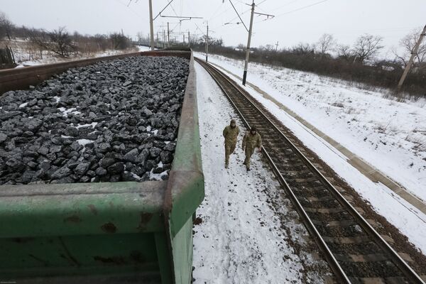 Участники торговой блокады Донбасса рядом с составом, груженым углем, на станции Кривой Торец в Донецкой области Участники торговой блокады Донбасса рядом с составом, груженым углем, на станции Кривой Торец в Донецкой области