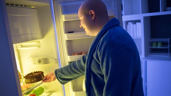 Мужчина у холодильника