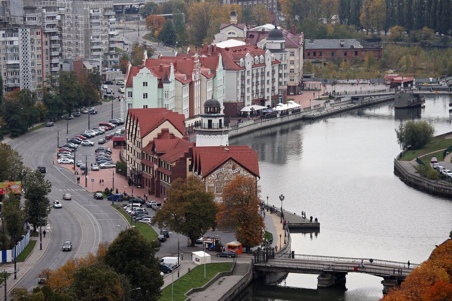 Вид на новый городской район Рыбная деревня на берегу реки Преголи в городе Калининграде Вид на новый городской район Рыбная деревня на берегу реки Преголи в городе Калининграде