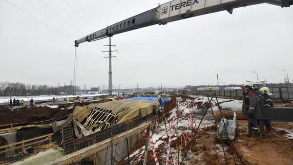 Сотрудники оперативных служб на месте ЧП около обрушившегося тоннеля на Калужском шоссе в Новой Москве Сотрудники оперативных служб на месте ЧП около обрушившегося тоннеля на Калужском шоссе в Новой Москве