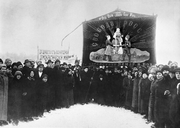 Демонстрация за мир в Петрограде. 1917 год Демонстрация за мир в Петрограде. 1917 год