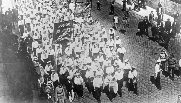 Демонстрация революционных моряков в Петрограде. 1917 год Демонстрация революционных моряков в Петрограде. 1917 год